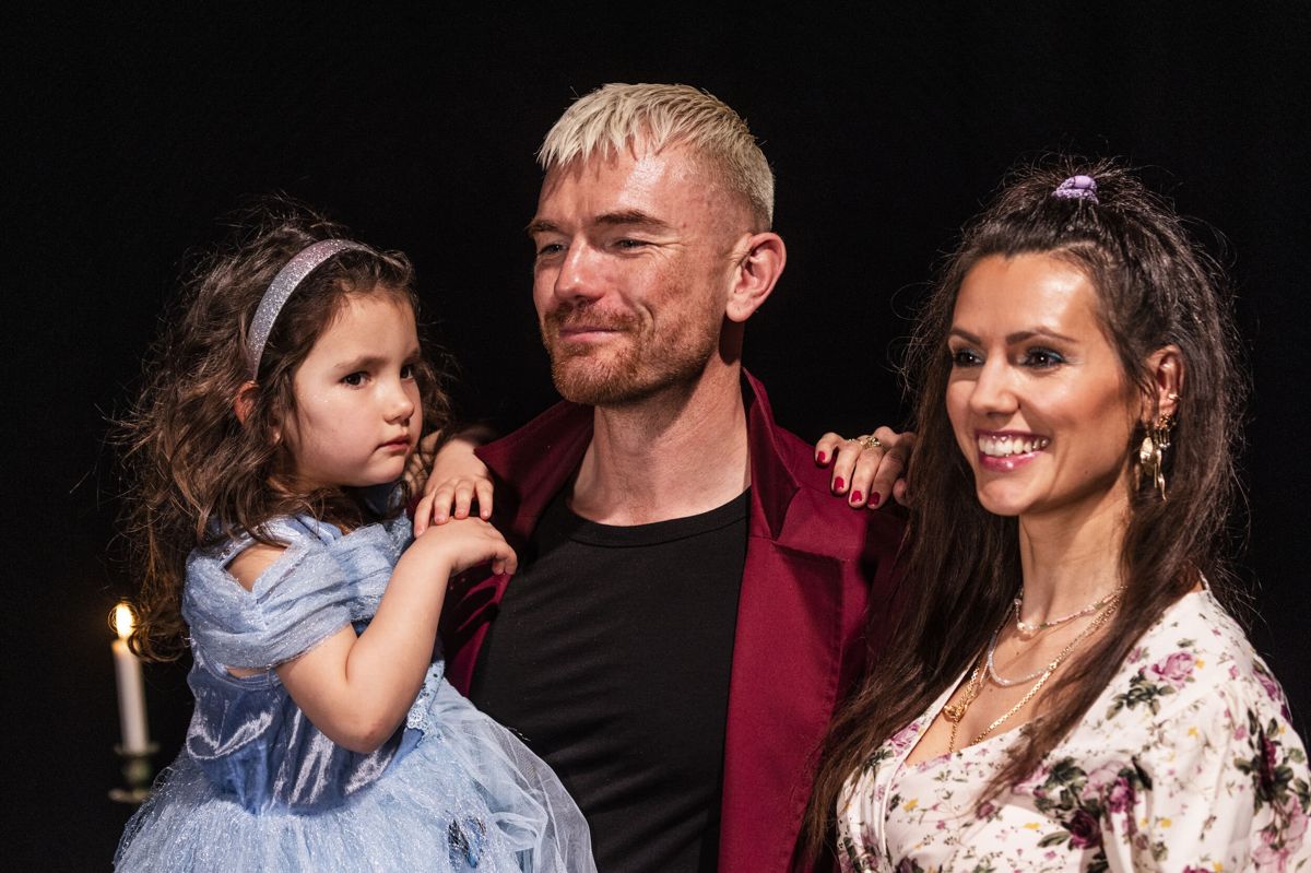 Ankerstjerne, hans kæreste Lise Koefoed og deres datter Leona var med til præsentationen af 'Askepot - the Musical'. De har en datter mere, som hedder Roxie. (Arkivfoto).