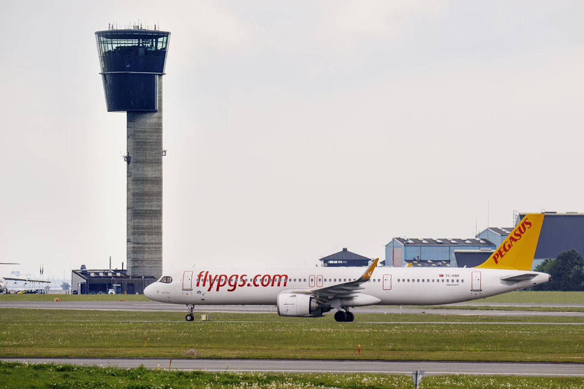 Københavns Lufthavn frygter for forsinkelser mandag på grund af flyveledermangel. (Arkivfoto).
