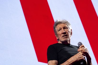 Pink Floyd-medstifter Roger Waters har fået kritik for at bære en nazilignende uniform ved en koncert i den tyske hovedstad, Berlin, 17. maj. Selv mener han, at det er antifascistisk, og at kritikken af ham er politisk motiveret. Her ses han ved en koncert i Hamburg 7. maj i år.
