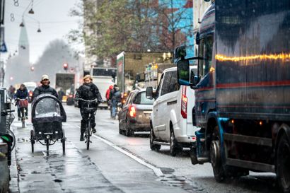 Enhedslisten vil have, at der gives plads til folk med "tunge ærinder" som eksempelvis varelevering og handicap i Indre By i København. (Arkivfoto).