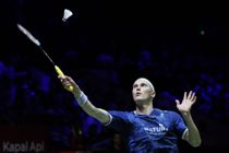 Axelsen tæver sig videre