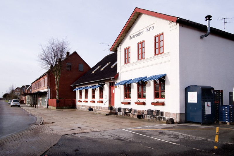 Nørager Kro blev for mange år siden anvendt som valgsted, men siden 2007 har vælgerne afleveret krydser i kulturhuset Kig Ind. Dog ikke i 2019, hvor huset var under ombygning, og kroen igen måtte klare tjansen.