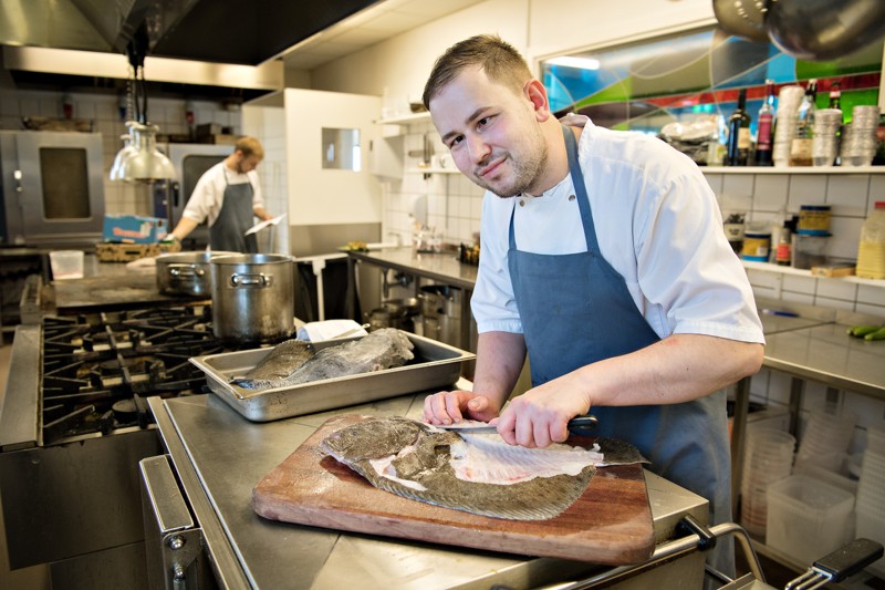 Daniel Justesen er ikke med i feltet, når der på søndag dystes i DM i østersgastronomi i Nykøbing. Konkurrencen er en del af Østers- og Muslingepremieren, der samler en lang række events fredag, lørdag og søndag.