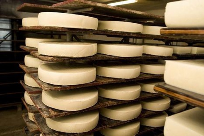 Efter 132 år er de sidste oste snart på vej ud af Asaa Andelsmejeri.