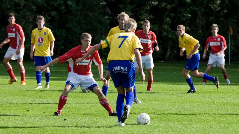 Fusionen i 1972 var helt tydeligt på fodboldbanen, hvor de gule bluser fra Vils IF og de blå shorts fra Ø. Assels IK blev klubfarverne.