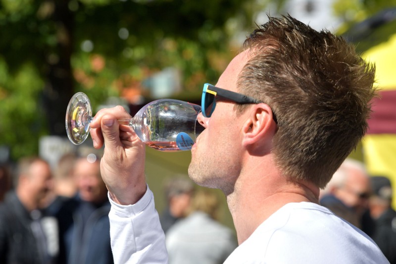 Når vejret er godt, og der er masser af vin, så plejer stemningen ofte at blive opløftet. Sådan bliver det formentlig også ved denne weekends comeback-udgave af Nordjysk Vinfestival.