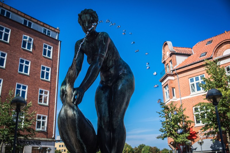 Gåsepigen og en række af byens andre statuer bliver de næste uger udsmykket. Arkivfoto: Martin Damgård
