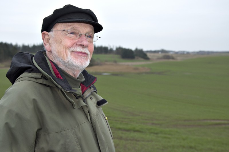 Jørgen Stubgaard advarer mod at kaste kæppe, pinde og sten på søerne - i hvert fald, hvis man håber på en skøjtetur. Arkivfoto: Henrik Louis