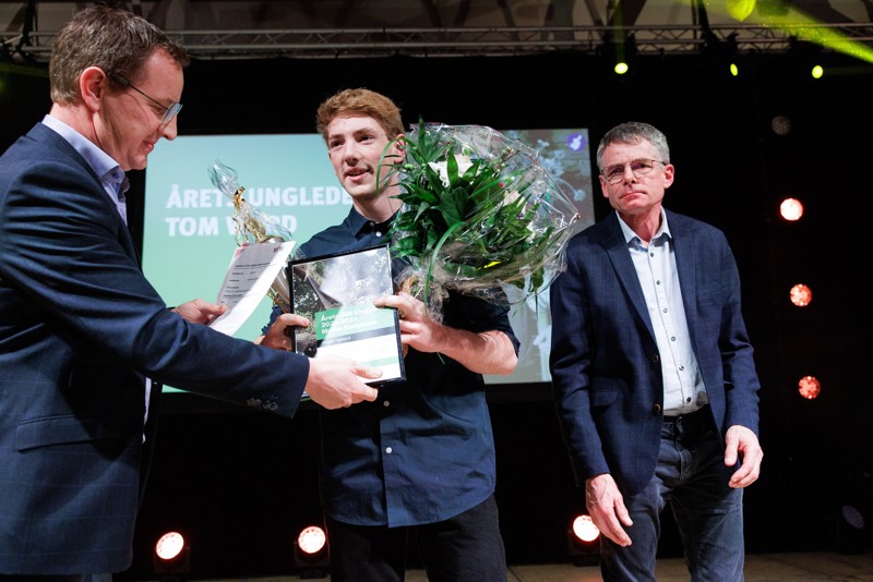 Her overrækker formand for DGI Nordjylland, Peter Otto Yde Thomsen (tv), prisen som Årets Ungleder gik til Tom Ward, der er fodboldtræner i Sydmors IF. Det skete til de Frivilliges Festaften tidligere i år. Foto: Bo Lehm