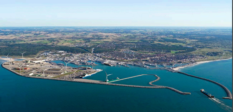 En ny havneudvidelse på Hirtshals Havn til i omegnen af én milliard kroner skal forbedre besejlingsforholdene, skaffe mere kajplads og arealer til grøn industri.