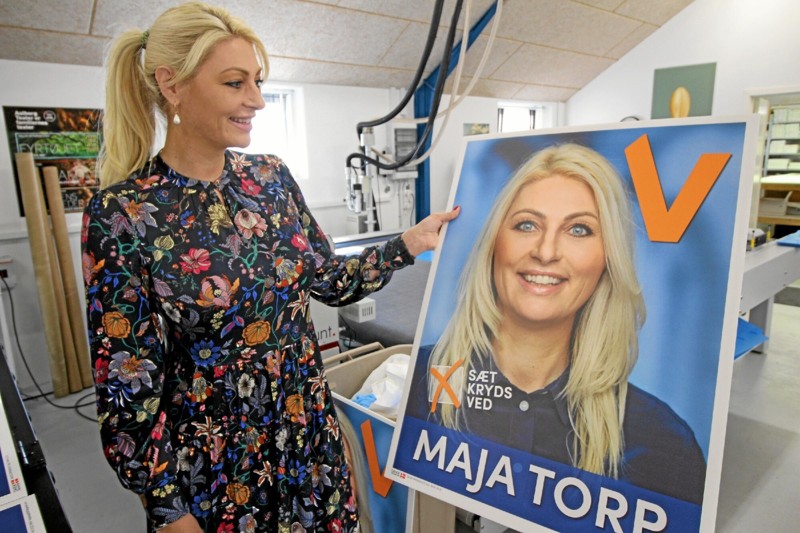 Folketingsmedlem Maja Torp med sin nye plakat, der skal bruges ved det kommende Folketingsvalg. Foto: Jørgen Ingvardsen