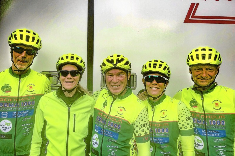 De frem fra Thy og Mors, der cykler til Paris for en god sag. Fra venstre ægteparret Jens og Ninna Lauritsen, Sennels, Anders Heegaard, Thisted og ægteparret Anni Overgaard Kristensen og Jesper Kappelgaard, Sundby Mors. Privatfoto