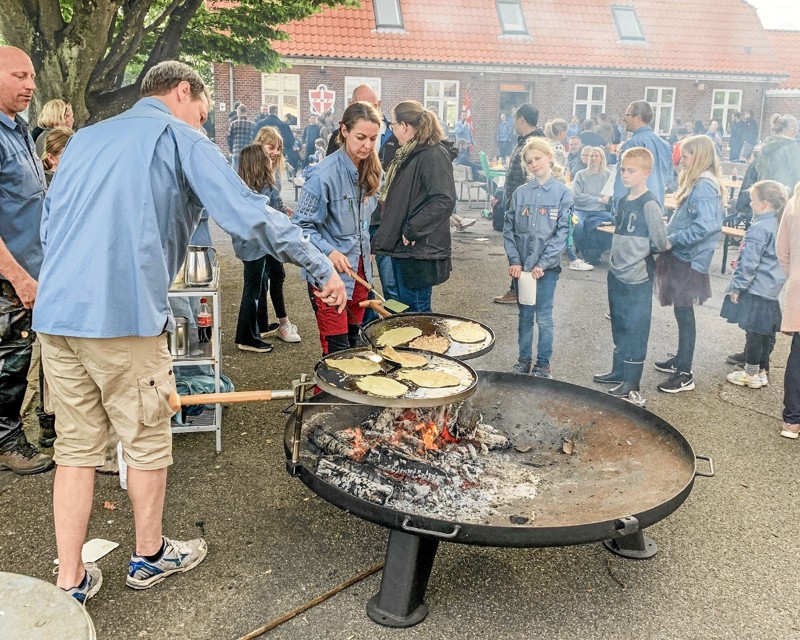 Mens bestyrelsen gjorde status, var der stor aktivitet i gården. Foto: Allan Mortensen