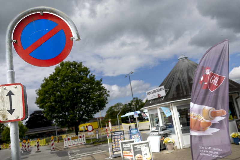 Der er et stort renoveringsarbejde i gang på Banegårdspladsen. Det har givet problemer med parkering ved Pølsebodne, men nu er der fundet en løsning. Foto: Martél Andersen