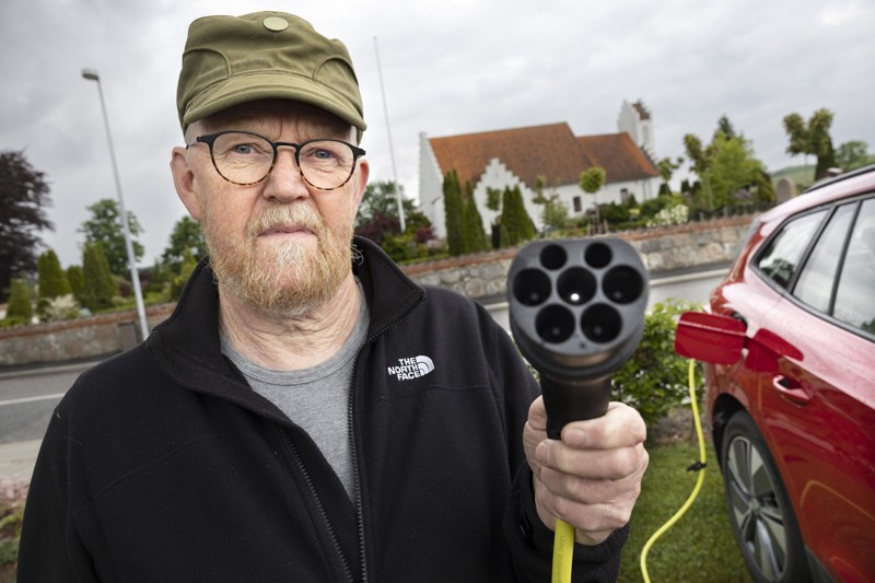 Jan Thøgersen, formand for Skelund Menighedsråd, står i spidsen for et projekt, der i løbet af nogle år skal sikre ladestandere ved de fleste af af de 14 kirker i Hadsund Provsti. Han kører selv i en elbil. Foto: Claus Søndberg
