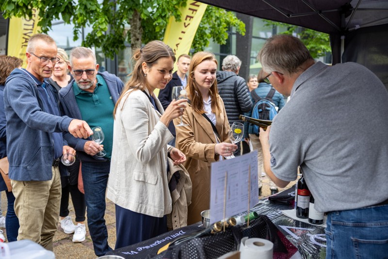 Nordjysk Vinfestival er tilbage i det centrale Brønderslevs gader for første gang siden 2019. I 2020 blev festivalen helt aflyst - mens den året efter blev afviklet som en onlinebegivenhed. Men nu er alt ved det gamle igen.