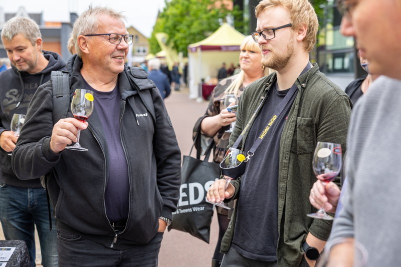 Nordjysk Vinfestival er tilbage i det centrale Brønderslevs gader for første gang siden 2019. I 2020 blev festivalen helt aflyst - mens den året efter blev afviklet som en onlinebegivenhed. Men nu er alt ved det gamle igen.