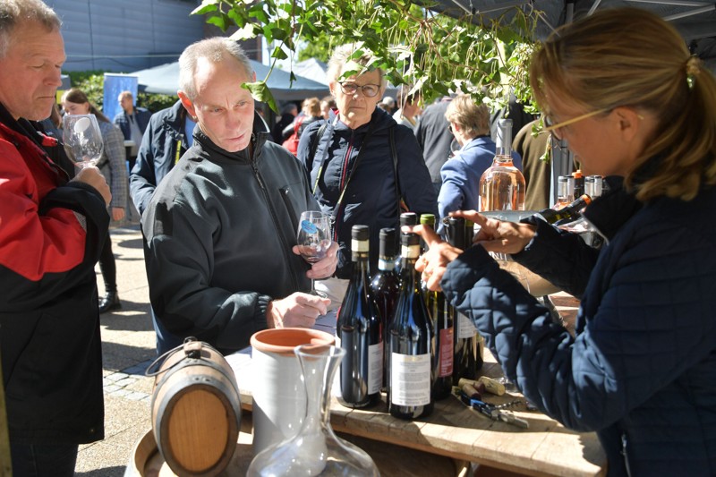 Når vejret er godt, og der er masser af vin, så plejer stemningen ofte at blive opløftet. Sådan bliver det formentlig også ved denne weekends comeback-udgave af Nordjysk Vinfestival.