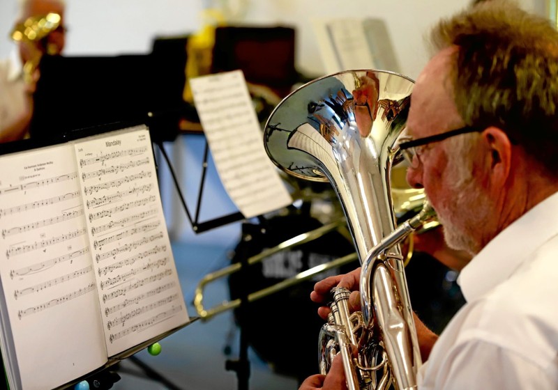De syv hornmusikere og deres trommeslager øver hver mandag i FDF-huset i Skagen Foto: Vibe Maria Dahl Andersen