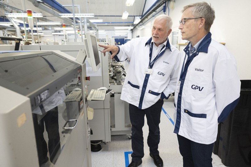 Anders Thomsen fortæller sin afløser Niels Bach om detaljer i den store produktion af elektroniske elementer på fabrikken i Aars.