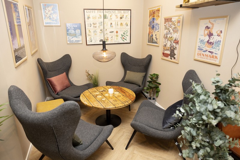 Stilen er varm og hyggelig, som man også kender den fra Kaffebaren i Bredegade. Foto: Claus Søndberg