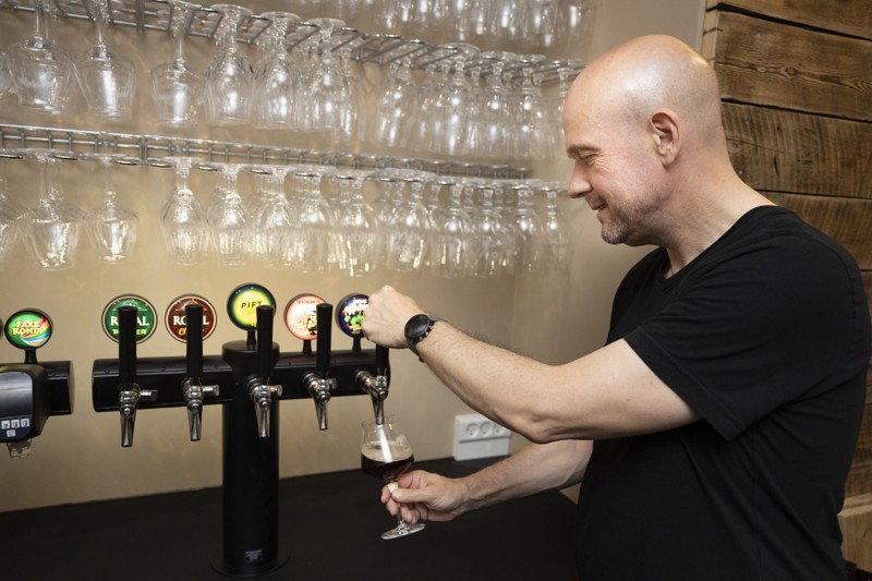 Thomas Nedergaard Kristiansen har oplevet stor interesse for Kaffebaren, og han har fået meget positiv respons fra folk, der er kommet forbi, mens stedet er blevet sat i stand. Foto: Claus Søndberg