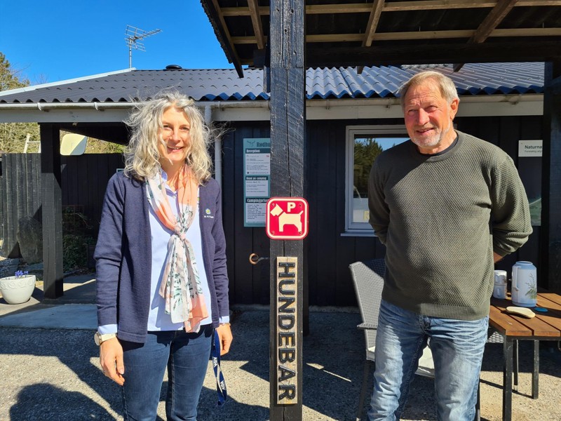 Bureauchef Julia Woldsgaard-Iversen og Jens Brandt fra Blokhus-Hune Hundefestival beser hundebaren i Rødhus, hvor festivalen holdes i år. Foto: Privat