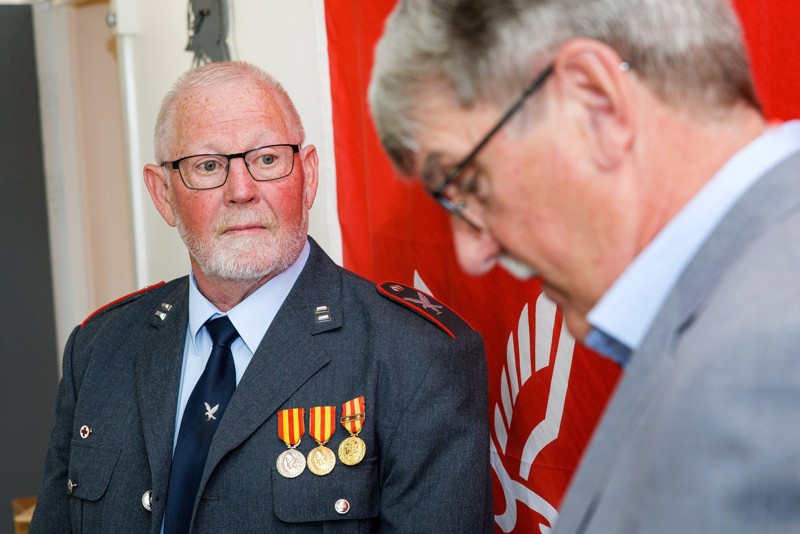 Christian Gerken, Falckredder gennem knap 42 år fra Nykøbing Mors modtager Den Kongelige Belønningsmedalje af Kjeld Brogaard, der er regionsdirektør for Falck i Nordjylland, og som samtidig selv har sidste arbejdsdag denne dag, men sidste officielle opgave at uddele medaljen til Christian Gerken. Foto: Bo Lehm