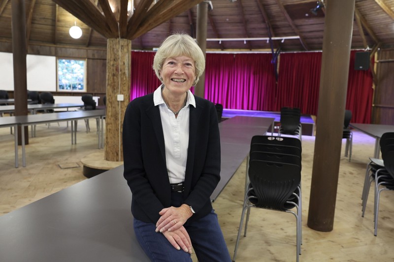 Anni Schjønning er i bestyrelsen for Den Runde Pavillons Venner, som står for den daglige drift af Den Runde Pavillon i Brønderslev. I øjeblikket er pavillonen udlejet næsten hver eneste dag, hvilket bestyrelsen aldrig har oplevet før - og selvsagt er aldeles tilfredse med. Foto: Bente Poder