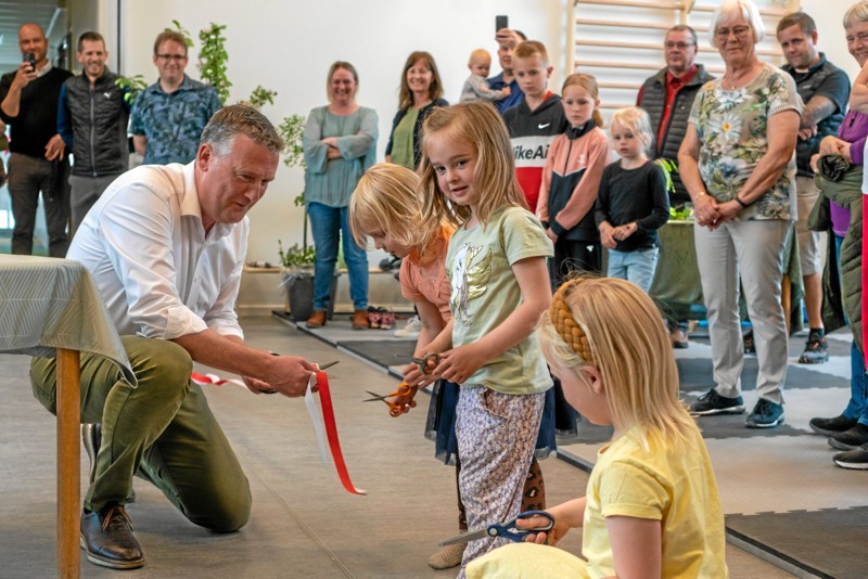 Udvalgsformand Leif Skaarup hjalp børnene med at klippe snoren, da Børneuniverset blev indviet i april 2022. Nu kan hele byen komme ind og se den nye institution. 
