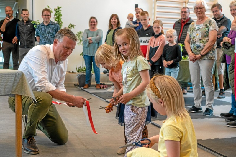 Udvalgsformand Leif Skaarup hjalp børnene med at klippe snoren, da Børneuniverset blev indviet i april 2022. Nu kan hele byen komme ind og se den nye institution.