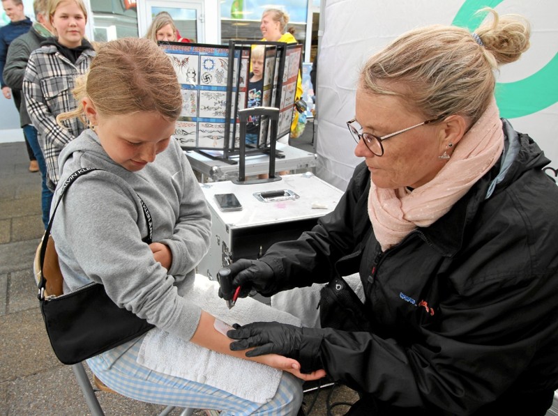 Alberte får her tatoveret det kinesiske tegn for beauty på sin arm. Mange børn stod i kø for at få en tatovering af den slags, der hurtigt kan vaskes af. Foto: Jørgen Ingvardsen Jørgen Ingvardsen
