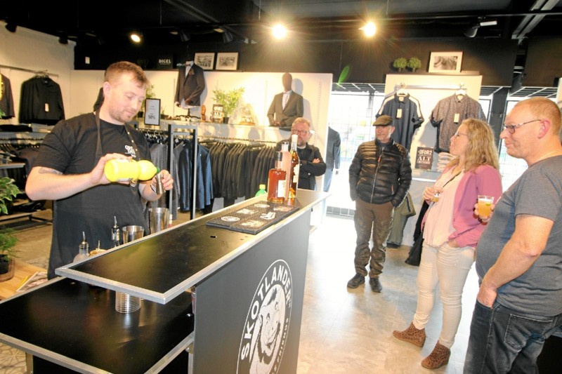 Der var travlhed i butikkerne. Her er det hos Tøjeksperten Thomas, der havde indrettet en bar med smagsprøver fra Skotlander Rum. Foto: Jørgen Ingvardsen