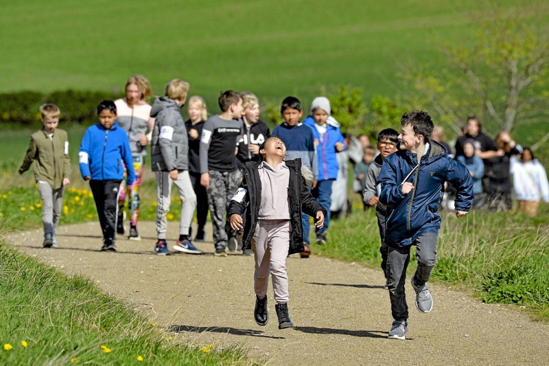 Humøret var højt de de mange børn fra skole og børnehaven Lerpytter blev sendt afsted. Foto: Ole Iversen