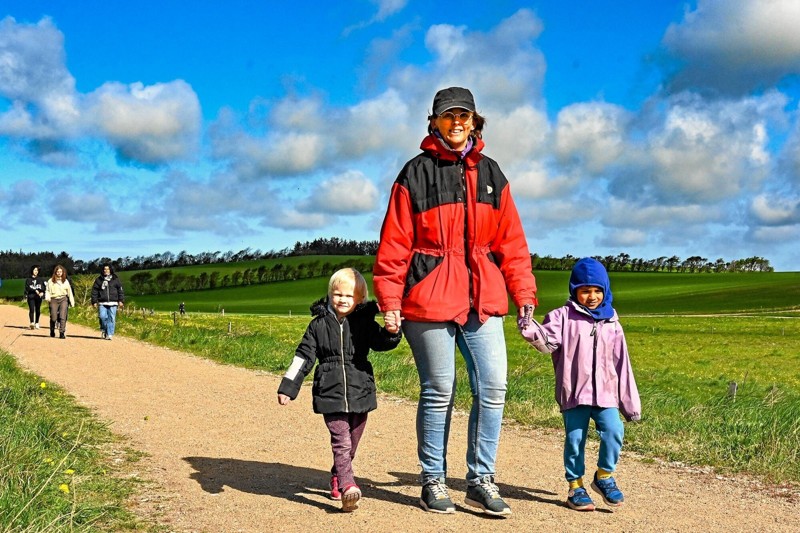- I år støtter vi ukrainske familier i Thy, fortæller pædagog Susanne Immersen, her på turen rundt med børnene Sara og Samuel. Foto: Ole Iversen