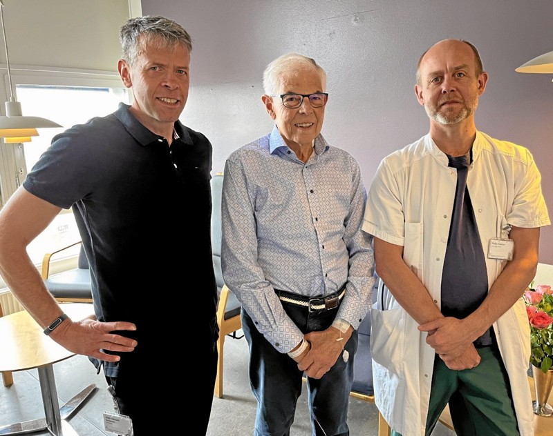 72-årige Peter Vinde står her flankeret af de to læger, som stod for hjerteindgrebet. Til højre er det Phillip Freeman, og til venstre er det Niels Holmark Andersen.