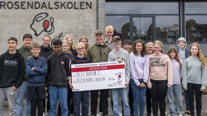 Stolte elever på Rosendalskolen præsenterer deres donation på 54.083 kroner til ofre for krigen i Ukraine. Privatfoto