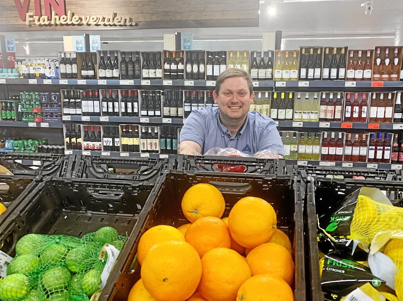Butikschef Max Schlichter ser frem til at introducere den nye butik for borgerne i Hirtshals. Pr-foto