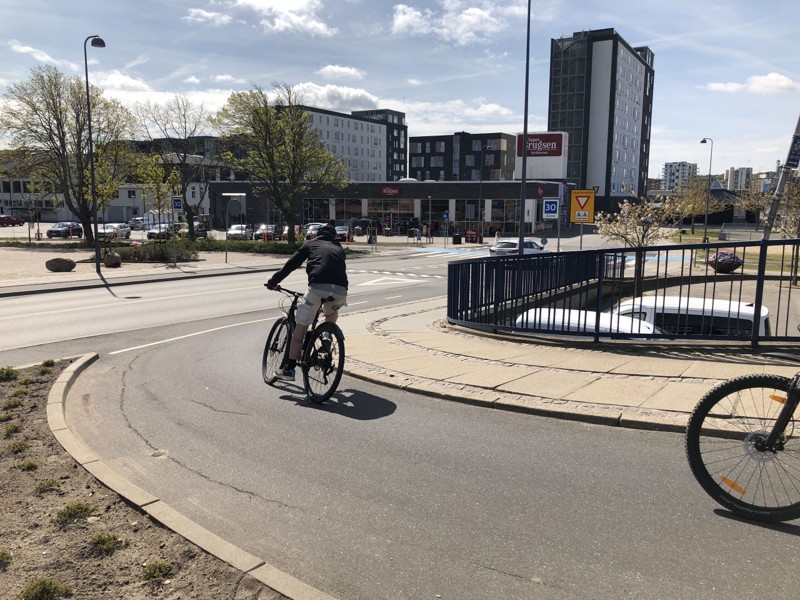 Uheldet fandt sted i svinget, der er placeret umiddelbart efter Limfjordsbroen mod Nørresundby. Foto: Frederik Overgaard