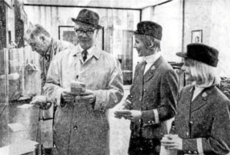 1972: Thisted Postkontor har startet en kampagne for at oprette postgirokonto. Der er udsendt materiale til samtlige adresser i postdistriktet. På billedet orienteres sognepræst Erich Jessen om ordningen af girodesserne Jette Schmidt og Eva Pedersen. Affotografering fra avisen (fotograf formentlig Tage Jensen).