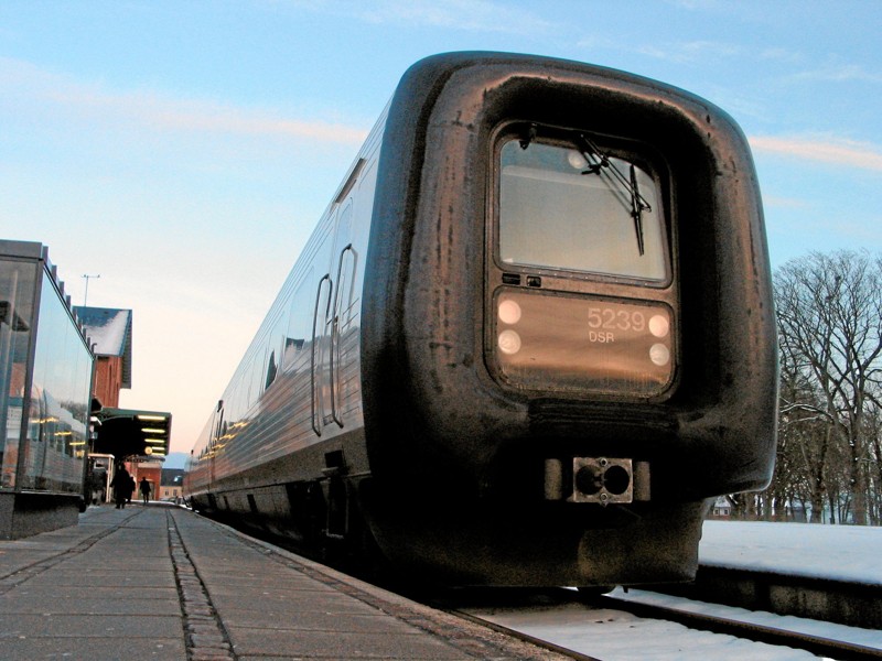 1997: Thisted havde søndag morgen æren af at være den første by i landet, der kunne sende et IC-tog af sted mod bro og tunnel over og under Storebælt. Toget afgik uden særlig festivitas fra Thisted kl. 08.02 – en halv time før det officielle indvielsestog med bl.a. Dronning Margrethe. Blandt passagerne i tog fra Thisted, hvortil alt var udsolgt, var stationsleder Ove Munk, Thisted. Det er kun på lør-, søn- og helligdage, der er direkte forbindelse fra Thisted kl. 08.02 til København med ankomst kl. 13.51 – de øvrige dage må passagerne skifte i Struer. Billedet er fra en anden afgang med IC-tog fra Thisted. Foto: Klaus Madsen