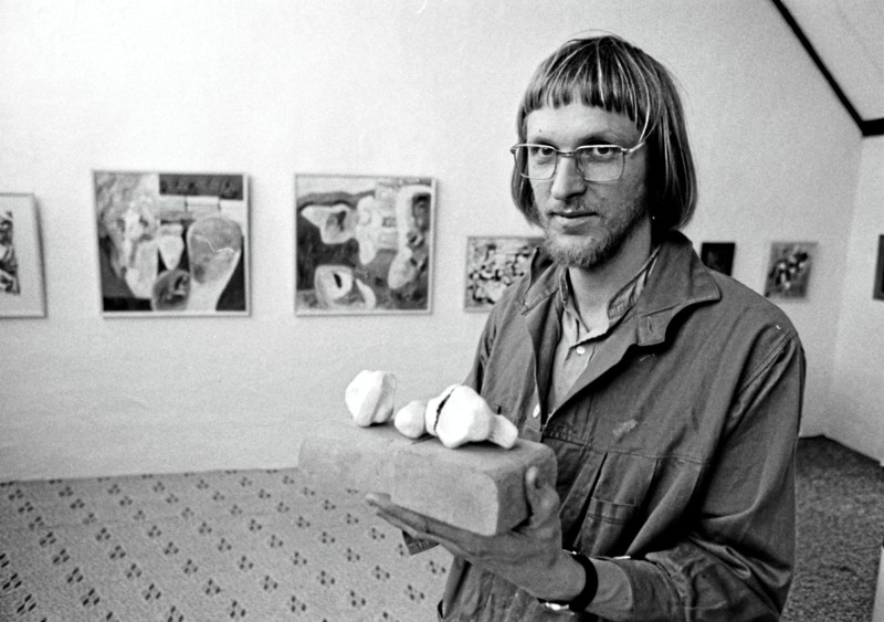 1972: Hvor mange havnebyer bruger et anker som symbol, vil Hanstholm formentlig vælge et trekantet kuttersejl. I aftes fik kunstner Erland (Knudssøn) Madsens forslag om at etablere et større antal festmarkeringspladser med sejlførende mastegrupper en god modtagelse i kommunalbestyrelsen. Borgmester Chr. Hansen (S) afslørede videre, at kunstneren (billedet) har tilbudt at udarbejde modellen til en skulptur med samme symbolmotiv til opstilling på havnen. Foto: Tage Jensen