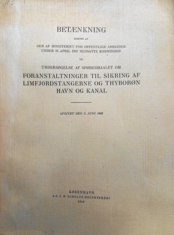 1947: Det i fjor vedtagne store Thyborøn-projekt til 100 mio. kr. er nu i gang. Vandbygningsvæsenet skal flytte 12.000-13.000 kubikmeter jord for at sikre molens landforbindelse, og cementblokke på 120 ton skal sikre den mod havets angreb. Molen forlænges fra 900 til 2000 meter – hen over den forsvundne by Tofte. Det var en betænkning fra 1942 (billedet), som lå til grund for Rigsdagens beslutning 1946 om Thyborønloven.