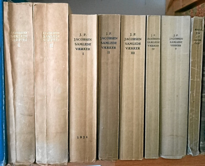 1922: Gyldendal forbereder i samarbejde med Det Danske Sprog- og Litteraturselskab en stor ny udgave af J. P. Jacobsens skrifter, suppleret med hidtil utrykte digte, udkast o.l., hvortil kunne slutte sig et udvalg af digterens breve. Utvivlsomt findes der stadig i privat besiddelse adskillige breve m.v. fra digteren, og udgiver retter herved en anmodning om at stille det til rådighed for udgivelsen (initiativet førte til flere udgivelser i årene 1923-25, som det ses på billedet). Foto: Villy Dall