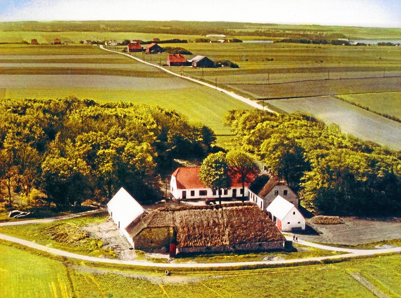 1922: Af præstegårde, hvoraf der i foråret 1923 kan ventes at komme jord til salg i henhold til lensafløsningsloven af 4. oktober 1919, er Agerholm (Vandet), Skyum, Hurup og Hvidbjerg (Thyholm). Billedet viser Agerholm Præstegård i slutningen af 1950’erne.