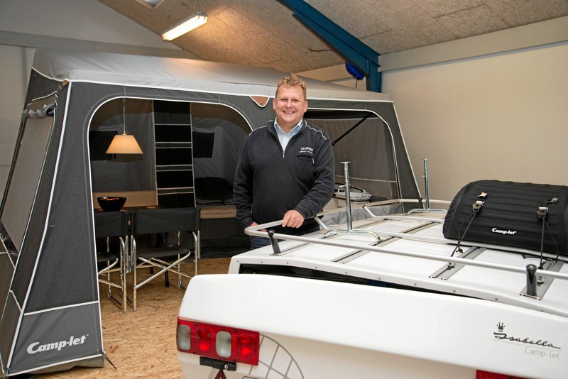 Michael Nøhr Nielsen fra Møllegårdens Camping i Vildsund præsenterer de nye modeller fra Isabella Camp-Let. Foto: GrafikMollen.dk/Anders Mikkelsen