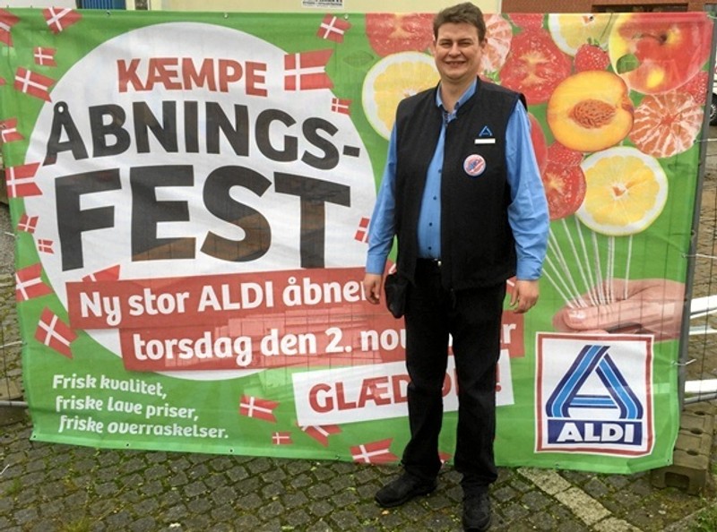 Butikschef Christian Skou Nielsen glæder sig til at byde kunderne velkommen i den nye Aldi-butik på Broen 2. Foto: PR