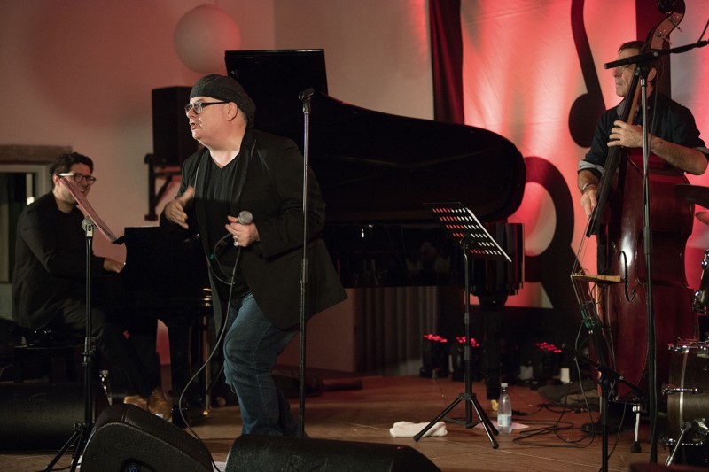 Ian Shaw jazzede den for publikum, der kvitterede for præstationen med stående bifald. Foto: Hans Ravn