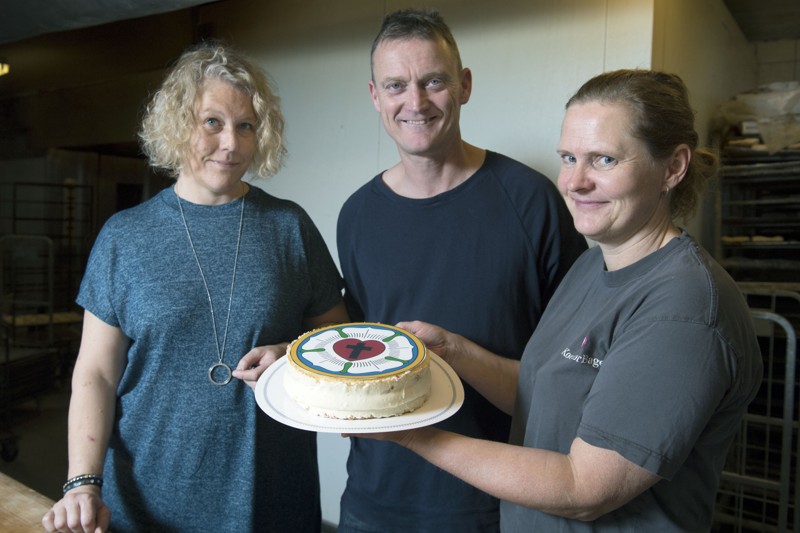 Pia Uth, Thomas Uth og bagersvend Tina Thomsen med én af de Luther-lagkager, der serveres. Foto: Henrik Louis
