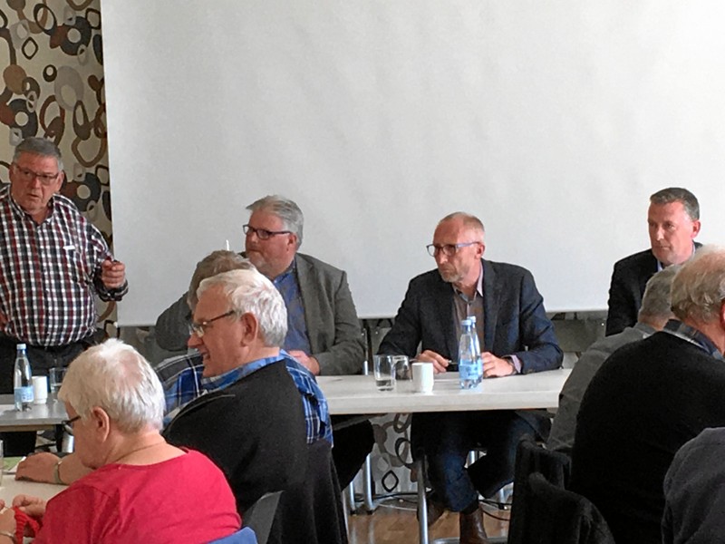 De tre aktører i samme panel ved et borgermøde om kommunal ældrepolitik tidligere på året. Borgmester Mogens Jespersen (V), Hadsund flankeres af spidkandidat - fra venstre Jan Andersen (DF), Øster Hurup og viceborgmester Leif Skaarup (S), Hobro.
Arkivfoto: Andreas Falck